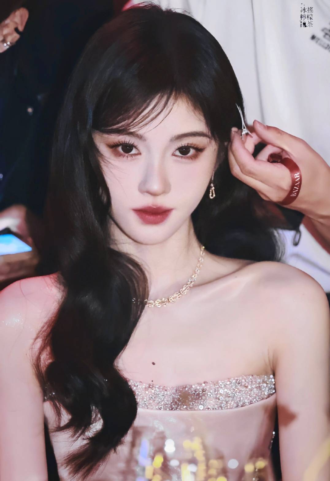 鞠婧祎“蛇女”造型惊艳亮相暗黑美学成红毯焦点