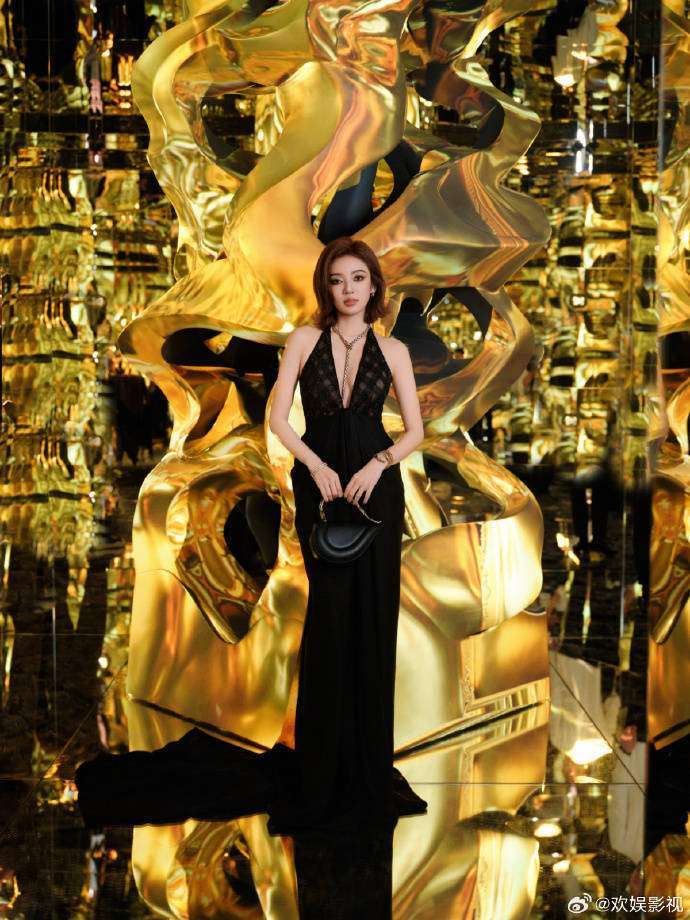 白鹿红毯造型被嘲像保镖！何瑞贤黑金色礼服艳压全场网友：配角比主角会穿