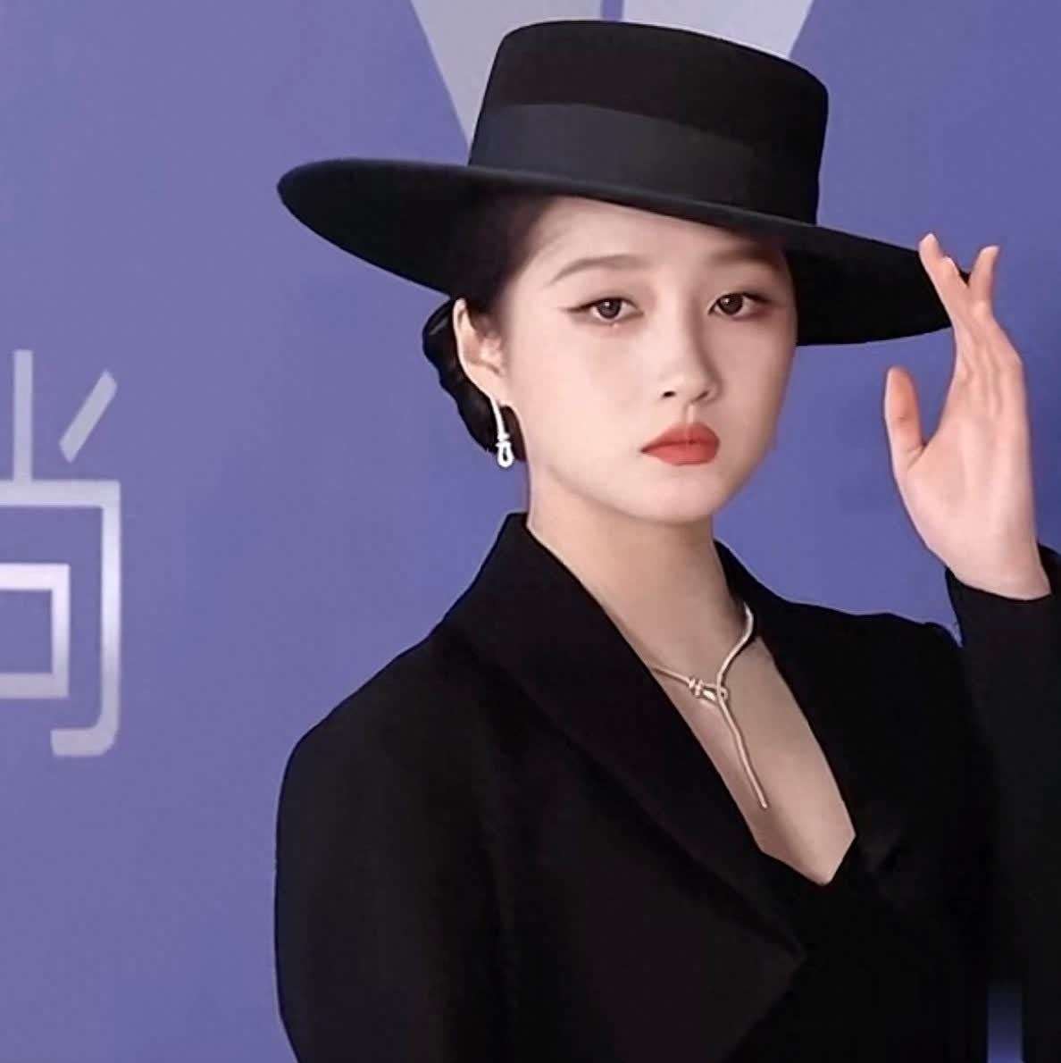 关晓彤红毯新造型惊艳出圈